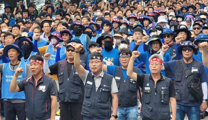 [대구=뉴시스] 이상제 기자 = 12일 오후 수성구 범어동 국민의힘 대구시당 앞에서 열린 금속노조 대구지부 총파업대회에서 조합원들이 구호를 외치고 있다. 2023.07.12. king@newsis.com  *재판매 및 DB 금지