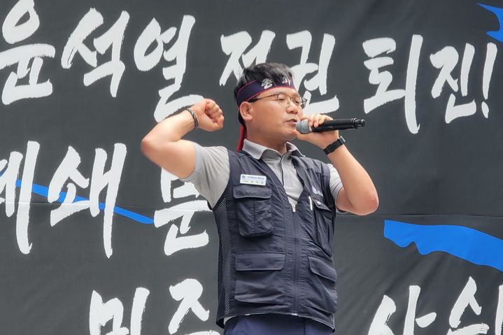 이상제 기자 = 12일 오후 수성구 범어동 국민의힘 대구시당 앞에서 열린 금속노조 대구지부 총파업대회에서 조합원이 발언하고 있다. 2023.07.12. king@newsis.com  *재판매 및 DB 금지