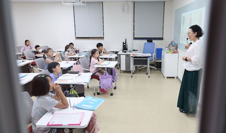 [시흥=뉴시스] 지난 11일 오후 경기 시흥시 배곧누리초등학교 내 학교 복합시설 '배곧너나들이'에서 방과 후 학교 한문 수업이 진행되는 모습. 교실 밖에서 창문 안을 확인할 수 있다. (사진=교육부 제공). 2023.07.13. photo@newsis.com *재판매 및 DB 금지