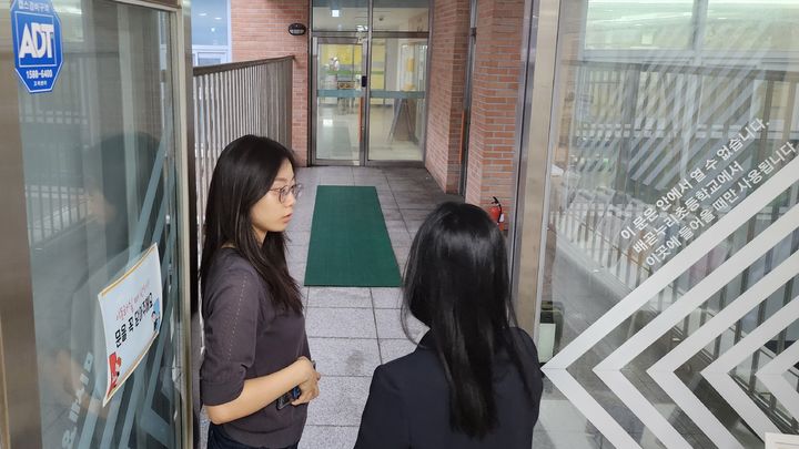 [시흥=뉴시스] 김정현 기자 = 경기 시흥시 학교 복합시설 '배곧너나들이' 센터 2층 구름다리. 센터에서 학교 본관 쪽을 바라본 모습. '이 문은 안에서 열 수 없습니다' 문구가 보인다. 2023.07.13. ddobagi@newsis.com *재판매 및 DB 금지