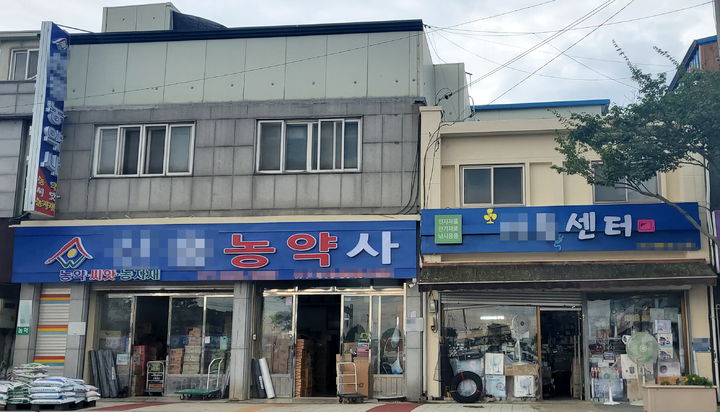 정읍 '신태인읍 농촌중심지활성화 사업'의 일환인 간판경관개선사업으로 교체된 정읍시 신태입읍 한 점포 간판(오른쪽), 새로 교체된 간판의 가격은 500만원이다. 왼쪽 간판은 비슷한 시기 점포주가 사비로 지역 옥외광고물업소에 의뢰해 제작·설치한 간판으로 벽면에 세로로 설치된 돌출간판을 포함해 400만원이다. *재판매 및 DB 금지