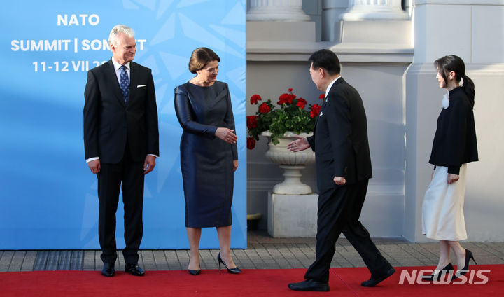 [빌뉴스(리투아니아)=뉴시스] 전신 기자 = 북대서양조약기구(NATO·나토) 정상회의 참석차 리투아니아를 방문 중인 윤석열 대통령과 부인 김건희 여사가 11일(현지시간) 빌뉴스 대통령궁에서 열린 리투아니아 대통령 주최 나토 동맹국·파트너국 대상 만찬에 앞서 기타나스 나우세다 대통령 부부와 인사하고 있다. 2023.07.12. photo1006@newsis.com