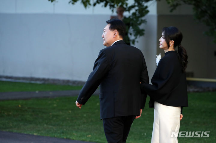 [빌뉴스(리투아니아)=뉴시스] 전신 기자 = 북대서양조약기구(NATO·나토) 정상회의 참석차 리투아니아를 방문 중인 윤석열 대통령과 부인 김건희 여사가 11일(현지시간) 빌뉴스 대통령궁에서 열린 리투아니아 대통령 주최 나토 동맹국·파트너국 대상 만찬에 참석하고 있다. 2023.07.12. photo1006@newsis.com