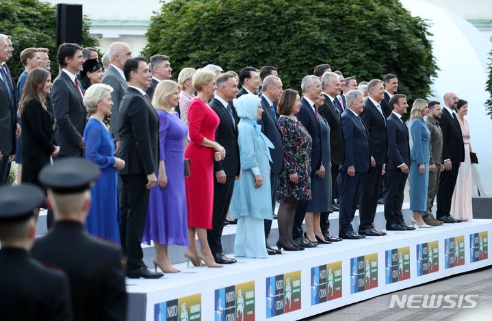 [빌뉴스(리투아니아)=뉴시스] 전신 기자 = 북대서양조약기구(NATO·나토) 정상회의 참석차 리투아니아를 방문 중인 윤석열 대통령이 11일(현지시간) 빌뉴스 대통령궁에서 열린 리투아니아 대통령 주최 나토 동맹국·파트너국 대상 만찬에 앞서 각국 정상들과 기념촬영하고 있다. 2023.07.12. photo1006@newsis.com