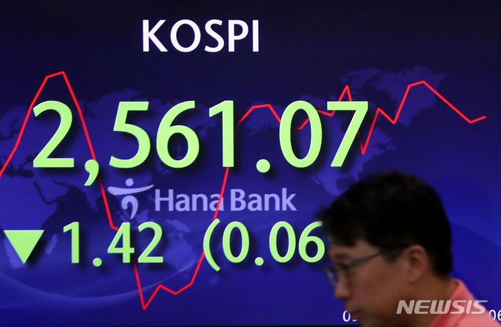 [서울=뉴시스] 조성봉 기자= 코스피가 전 거래일 보다 4.88포인트(0.19%) 내린 2557.61에 개장한 12일 오전 서울 중구 하나은행 딜링룸에서 딜러가 업무를 보고 있다. 2023.07.12. suncho21@newsis.com