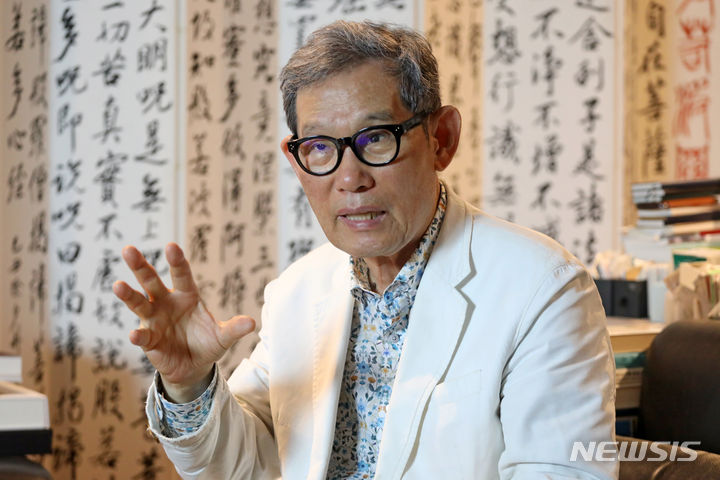 [파주=뉴시스] 박진희 기자 = 김언호 한길사 대표가 지난 11일 경기 파주시 한길사에서 인터뷰를 하고 있다. 김 대표는 최근 '김언호의 서재 탐험'을 출간하며 '책 4부작'을 완성했다. 2023.07.15. pak7130@newsis.com