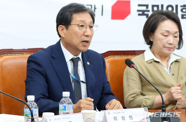 이성희 고용노동부 차관. [서울=뉴시스] 추상철 기자 = 이성희 고용노동부 차관이 12일 오전 서울 여의도 국회에서 열린 국민의힘 노동개혁특별위원회 제8차 회의 '실업급여 제도개선 공청회'에서 발언하고 있다. 2023.07.12. scchoo@newsis.com