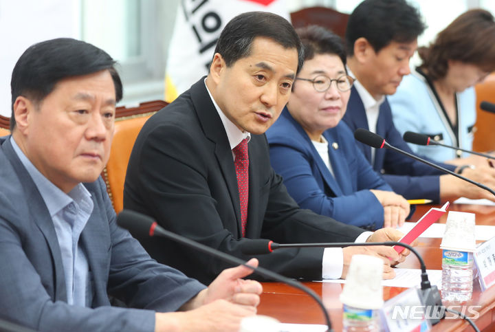 공청회에서 발언하는 박대출 국민의힘 정책위의장. [서울=뉴시스] 추상철 기자 = 박대출 국민의힘 정책위의장이 12일 오전 서울 여의도 국회에서 열린 국민의힘 노동개혁특별위원회 제8차 회의 '실업급여 제도개선 공청회'에서 발언하고 있다. 2023.07.12. scchoo@newsis.com