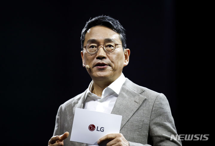 [서울=뉴시스] 정병혁 기자 = 조주완 LG전자 사장이 12일 서울 강서구 LG사이언스파크에서 LG전자 미래비전 및 사업전략발표를 하고 있다. 2023.07.12. jhope@newsis.com