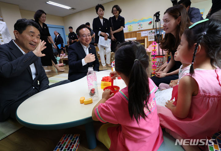 [서울=뉴시스] 조수정 기자 = 이주호 부총리 겸 교육부 장관과 조규홍 보건복지부 장관이 12일 오전 서울 성동구 한양대학교 한양어린이집을 찾아 보육 현황을 살펴보고 있다.(공동취재사진) 2023.07.12. chocrystal@newsis.com