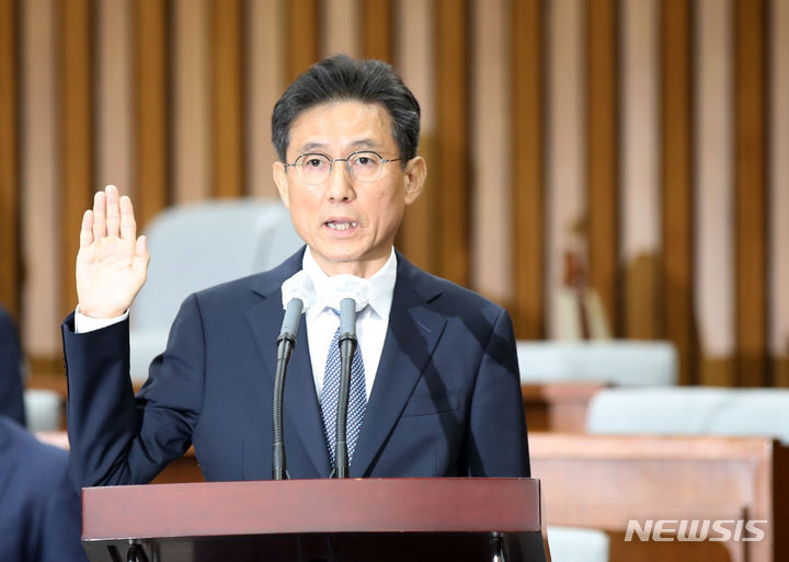 [서울=뉴시스] 고범준 기자 = 서경환 대법관 후보자가 12일 오전 서울 여의도 국회에서 열린 인사청문회에서 선서를 하고 있다. 2023.07.12. bjko@newsis.com
