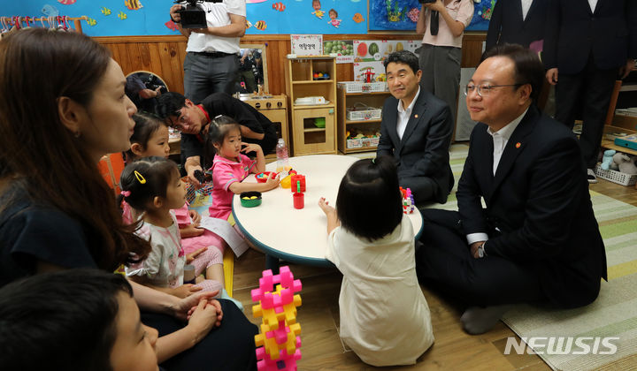 [서울=뉴시스] 조수정 기자 = 이주호 부총리 겸 교육부 장관과 조규홍 보건복지부 장관이 12일 오전 서울 성동구 한양대학교 한양어린이집을 방문해 보육교사의 건의사항 등을 듣고 있다. (공동취재사진) 2023.07.12. chocrystal@newsis.com