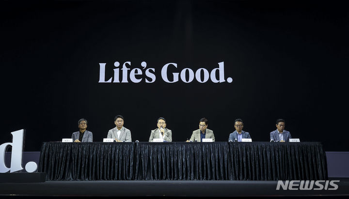 [서울=뉴시스] 정병혁 기자 = 조주완 LG전자 사장과 임원들이 12일 서울 강서구 LG사이언스파크에서 LG전자 미래비전 및 사업전략발표를 마친 뒤 질의응답을 하고 있다. 2023.07.12.