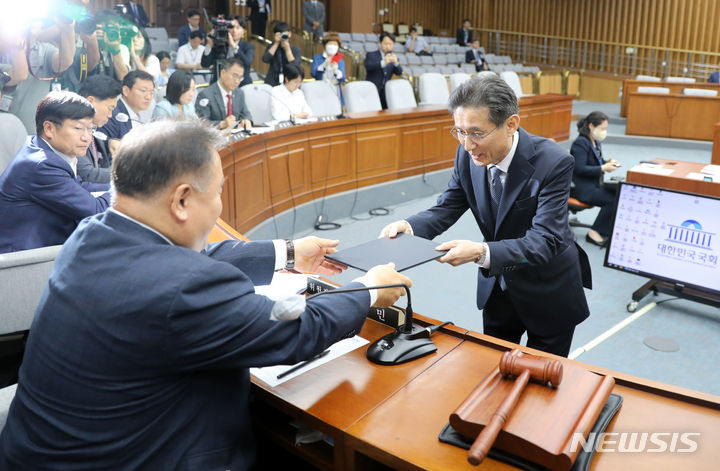 [서울=뉴시스] 고범준 기자 = 서경환(오른쪽) 대법관 후보자가 12일 오전 서울 여의도 국회에서 열린 인사청문회에서 선서를 마친 뒤 이상민 위원장에게 선서문을 전달하고 있다. 2023.07.12. bjko@newsis.com
