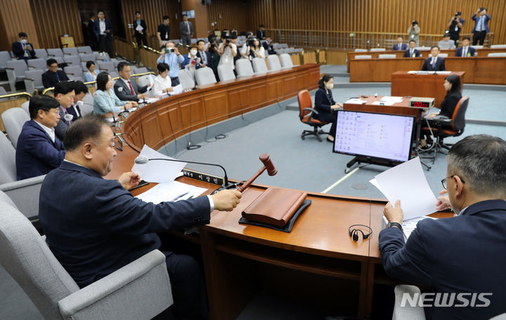 [서울=뉴시스] 고범준 기자 = 이상민 위원장이 12일 오전 서울 여의도 국회에서 열린 서경환 대법관 후보자에 대한 인사청문회에서 의사봉을 두드리고 있다. 2023.07.12. bjko@newsis.com