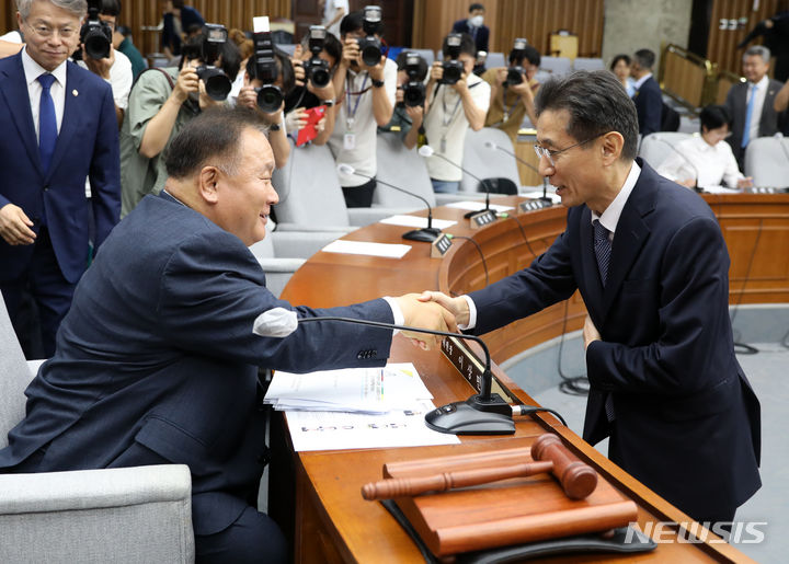 [서울=뉴시스] 고범준 기자 = 서경환(오른쪽) 대법관 후보자가 12일 오전 서울 여의도 국회에서 열린 인사청문회에 앞서 이상민 위원장과 악수를 하고 있다. 2023.07.12. bjko@newsis.com