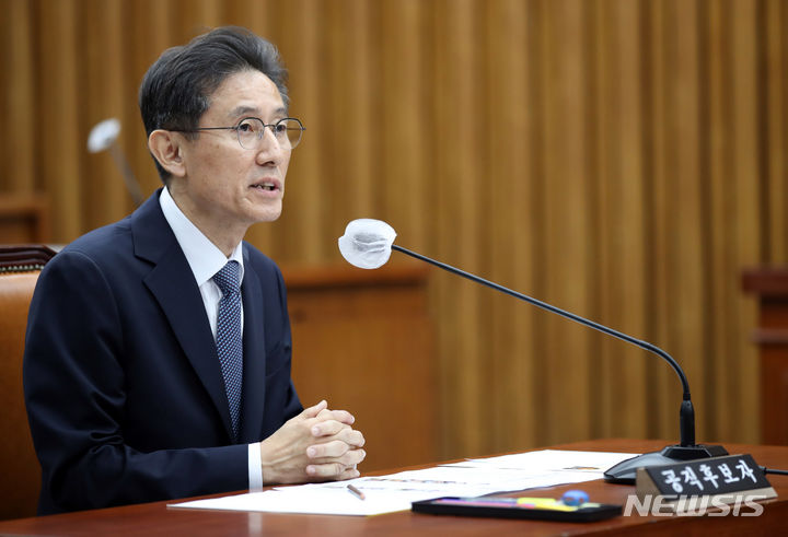 [서울=뉴시스] 고범준 기자 = 서경환 대법관 후보자가 12일 오전 서울 여의도 국회에서 열린 인사청문회에서 의원 질의에 답변하고 있다. 2023.07.12. bjko@newsis.com