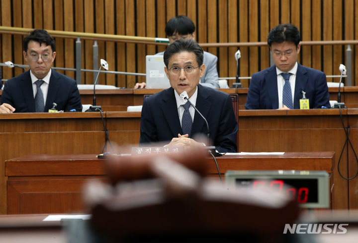 [서울=뉴시스] 고범준 기자 = 서경환 대법관 후보자가 12일 오전 서울 여의도 국회에서 열린 인사청문회에서 의원 질의에 답변하고 있다. 2023.07.12. bjko@newsis.com