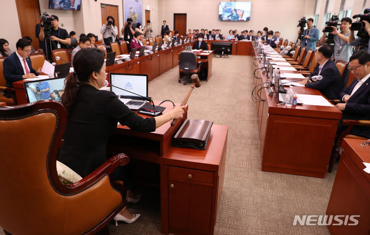 [서울=뉴시스] 이영환 기자 = 이재정 국회 산업통상자원중소벤처기업위원회 위원장이 12일 오전 서울 여의도 국회에서 열린 전체회의에서 개회를 선언하고 있다. 2023.07.12. 20hwan@newsis.com