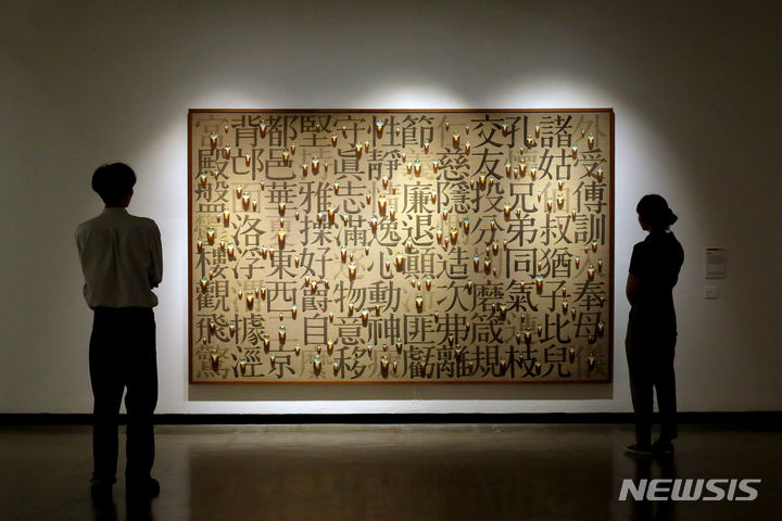 [서울=뉴시스] 박진희 기자 = 뉴시스 ‘아트픽(Art Pick)30’전에 선보인 김창열 회귀시리즈가 압도적인 분위기를 전하고 있다. 12일 서울 서초구 예술의전당 한가람미술관에서 개막한 아트픽 30전은 한국 현대미술가 30인의 작품들이 전시되어 있다. 2023.07.12. pak7130@newsis.com