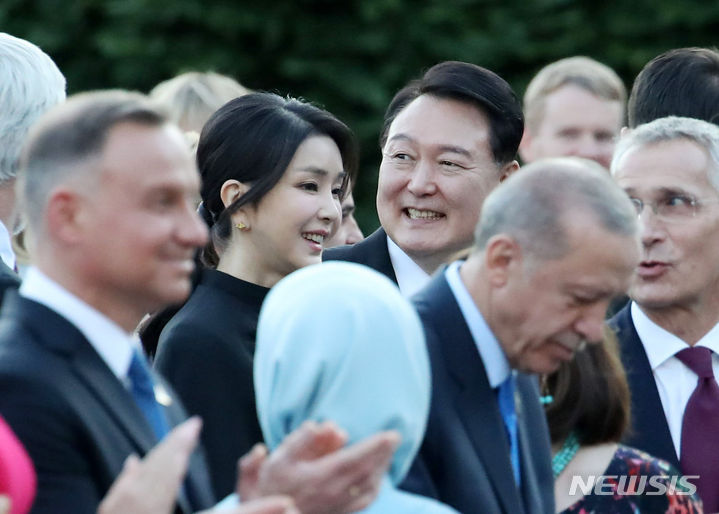 [빌뉴스(리투아니아)=뉴시스] 전신 기자 = 북대서양조약기구(NATO·나토) 정상회의 참석차 리투아니아를 방문 중인 윤석열 대통령과 부인 김건희 여사가 11일(현지시간) 빌뉴스 대통령궁에서 열린 리투아니아 대통령 주최 나토 동맹국·파트너국 대상 만찬에 앞서 각국 정상들과 기념촬영하고 있다. 2023.07.12. photo1006@newsis.com
