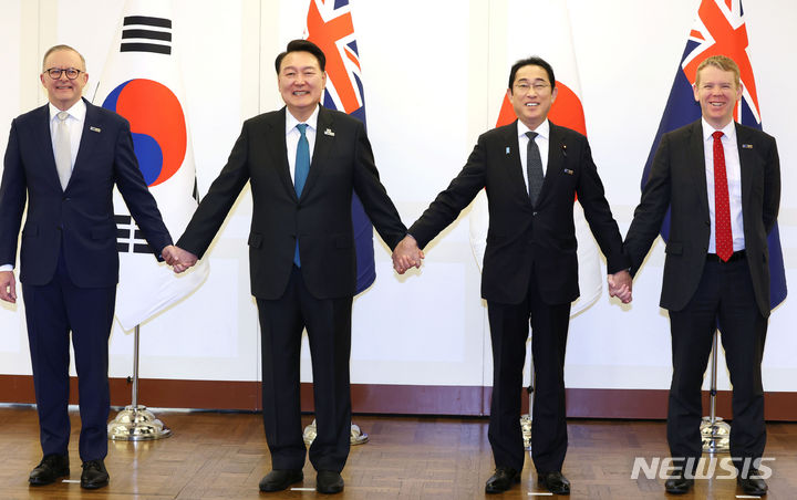 [빌뉴스(리투아니아)=뉴시스] 홍효식 기자 = 북대서양조약기구(NATO·나토) 정상회의에 참석한 윤석열 대통령이 12일(현지시간) 리투아니아 빌뉴스 한 호텔에서 열린 한국·일본·호주·뉴질랜드 4개국(AP4) 정상회동에서 기시다 후미오 일본 총리, 앤서니 앨버니지 호주 총리, 크리스 힙킨스 뉴질랜드 총리와 기념촬영을 하고 있다. 왼쪽부터 앨버니지 호주 총리, 윤 대통령, 기시다 일본 총리, 힙킨스 뉴질랜드 총리. 2023.07.12. yesphoto@newsis.com