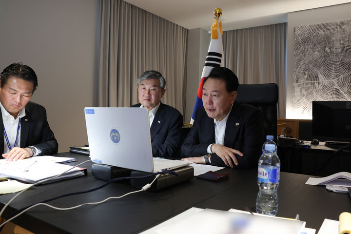 [빌뉴스(리투아니아)=뉴시스] 북대서양조약기구(NATO·나토) 정상회의 참석차 리투아니아를 방문 중인 윤석열 대통령이 12일(현지시간) 북한의 탄도미사일 발사 관련 현지에서 긴급 국가안전보장회의(NSC) 상임위원회를 주재하고 있다. 2023.07.12. (사진=대통령실 제공) photo@newsis.com *재판매 및 DB 금지