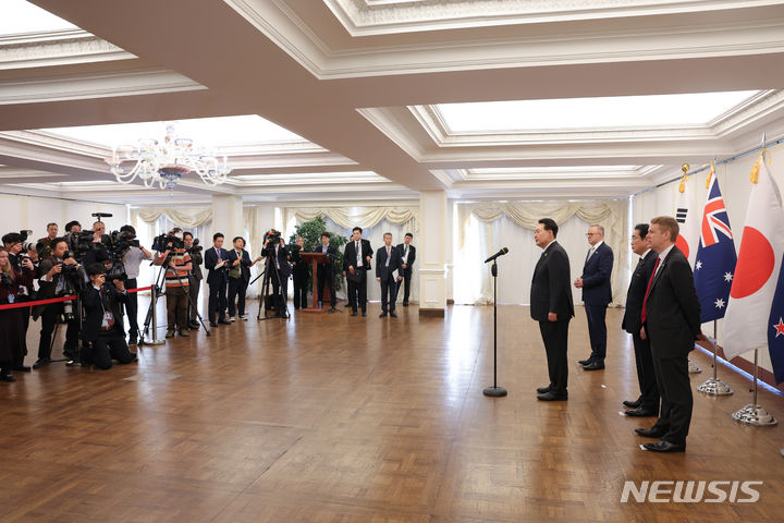 [빌뉴스(리투아니아)=뉴시스] 홍효식 기자 = 북대서양조약기구(NATO·나토) 정상회의에 참석한 윤석열 대통령이 12일(현지시간) 리투아니아 빌뉴스 한 호텔에서 열린 한국·일본·호주·뉴질랜드 4개국(AP4) 정상회동에서 발언하고 있다. (공동취재) 2023.07.12. yesphoto@newsis.com