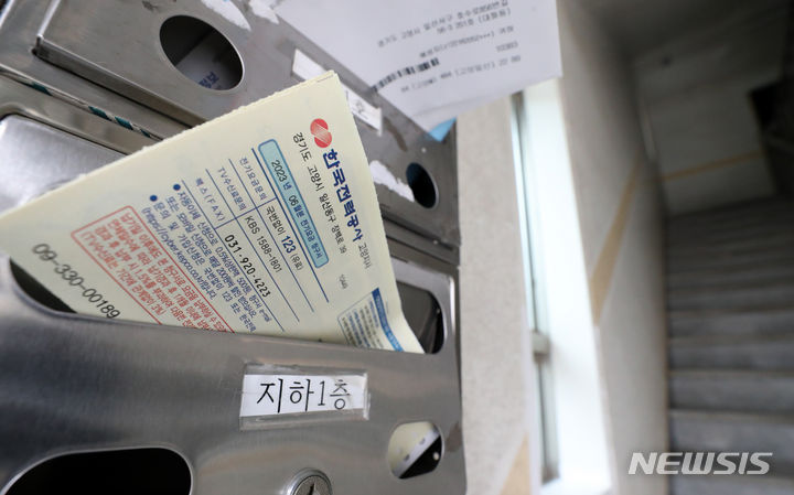 [고양=뉴시스] 김명년 기자 = 경기 고양시 한 다세대주택 우편함에 전기요금 청구서가 꽂혀 있다. 2023.07.12. kmn@newsis.com