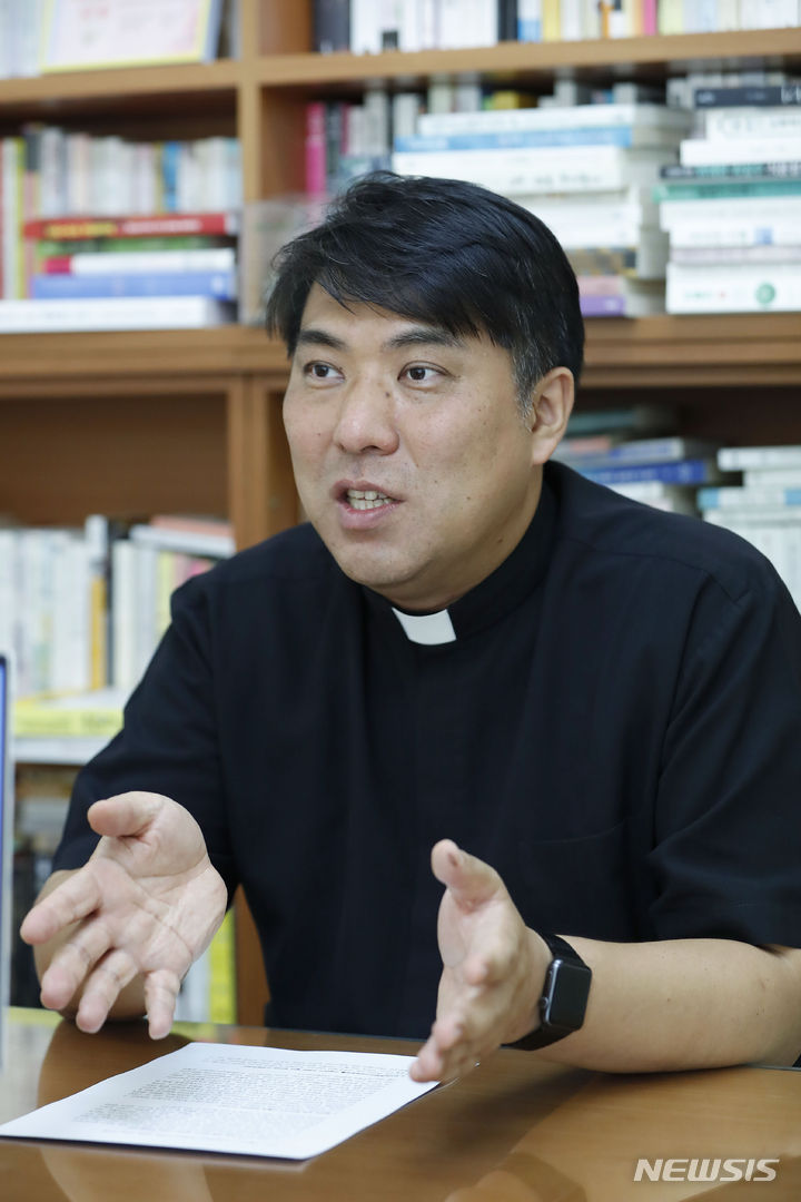 [서울=뉴시스] 최동준 기자 = 천주교 서울대교구 우리농촌살리기운동본부 본부장 이승현 신부가 12일 서울 명동 카톨릭회관에서 뉴시스와 인터뷰를 하고 있다. 2023.07.12. photocdj@newsis.com