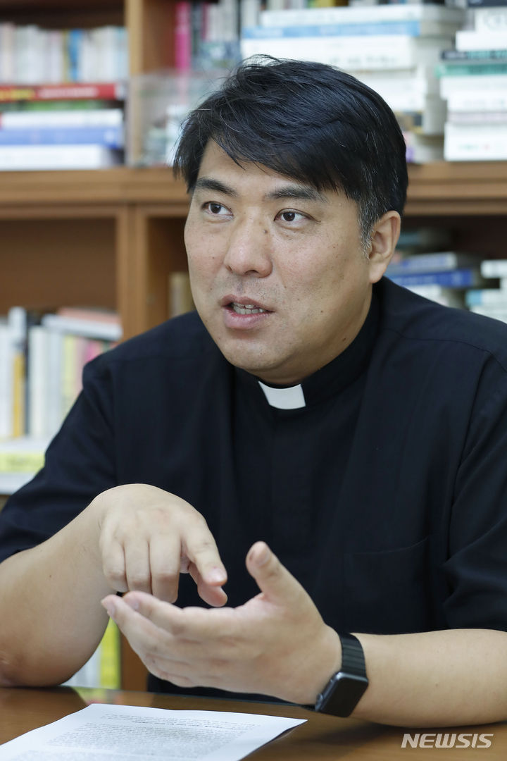 [서울=뉴시스] 최동준 기자 = 천주교 서울대교구 우리농촌살리기운동본부 본부장 이승현 신부가 12일 서울 명동 카톨릭회관에서 뉴시스와 인터뷰를 하고 있다. 2023.07.12. photocdj@newsis.com