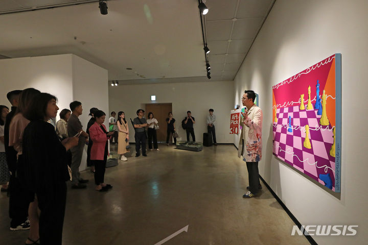 [서울=뉴시스] 박진희 기자 = 뉴시스·TV CHOSUN·아트조선 공동기획전 ‘아트픽(Art Pick) 30’ 개막식이 열린 12일 서울 서초구 예술의전당 한가람미술관에서 김윤섭 아이프앤코 대표가 한국 현대미술가 30인의 작품들을 설명하고 있다. 이번 전시는 작품의 경제적 가치에 편향되지 않고 작가의 저력과 한국 미술사적 의미에 방점을 두고 기획된 전시이다. 2023.07.12. pak7130@newsis.com