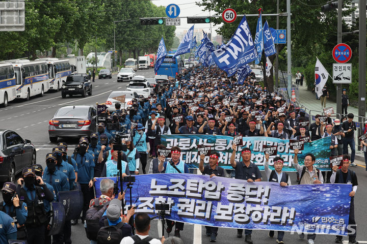 [서울=뉴시스] 조성봉 기자= 12일 오후 서울 용산구 이촌역 인근에서  ‘노동·민생·민주·평화 파괴, 윤석열 정권 퇴진' 민주노총 금속노조 총파업대회를 마친 참가자들이 대통령 집무실 방향으로 행진하고 있다.(공동취재사진) 2023.07.12. photo@newsis.com