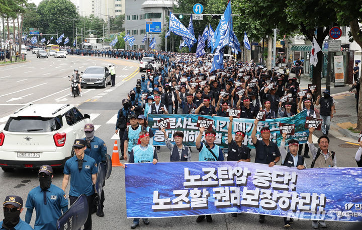 [서울=뉴시스] 조성봉 기자= 지난 12일 오후 서울 용산구 이촌역 인근에서  ‘노동·민생·민주·평화 파괴, 윤석열 정권 퇴진' 민주노총 금속노조 총파업대회를 마친 참가자들이 대통령 집무실 방향으로 행진하고 있다.(공동취재사진) 2023.07.12. photo@newsis.com