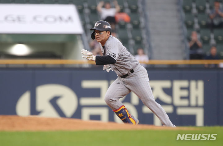 [서울=뉴시스] 고승민 기자 = 12일 서울 잠실야구장에서 열린 2023 KBO 리그 한화 이글스 대 LG 트윈스 경기, 한화 공격 1회초 2사 1,2루 상황 5번타자 문현빈이 2득점 2루타 후 2루수 실책 때 3루로 진루하고 있다. 2023.07.12. kkssmm99@newsis.com