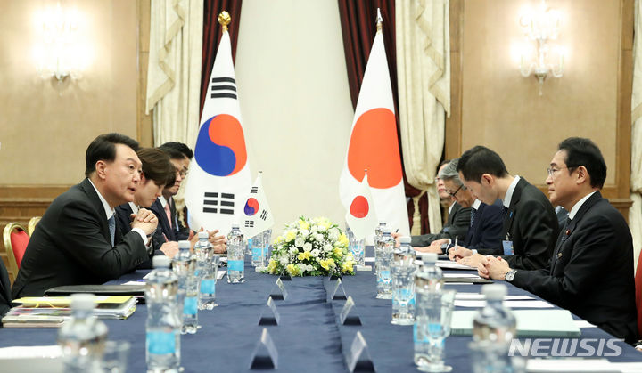 [빌뉴스(리투아니아)=뉴시스] 전신 기자 = 윤석열 대통령이 12일(현지시간) 리투아니아 빌뉴스 한 호텔에서 기시다 후미오 일본 총리와 한일 정상회담을 하고 있다. 2023.07.12. photo1006@newsis.com