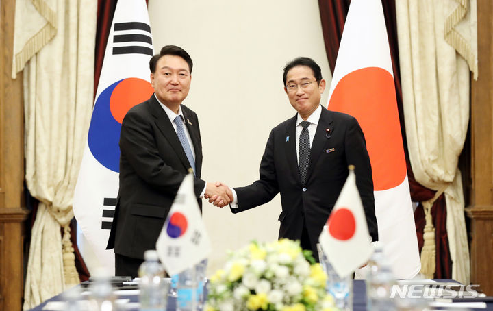 [빌뉴스(리투아니아)=뉴시스] 전신 기자 = 윤석열 대통령이 12일(현지시간) 리투아니아 빌뉴스 한 호텔에서 열린 한일 정상회담에 앞서 기시다 후미오 일본 총리와 악수하고 있다. 2023.07.12. photo1006@newsis.com