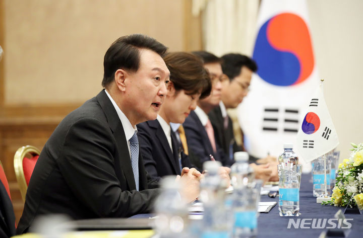 [빌뉴스(리투아니아)=뉴시스] 전신 기자 = 윤석열 대통령이 12일(현지시간) 리투아니아 빌뉴스 한 호텔에서 열린 한일 정상회담에서 발언하고 있다. 2023.07.12. photo1006@newsis.com