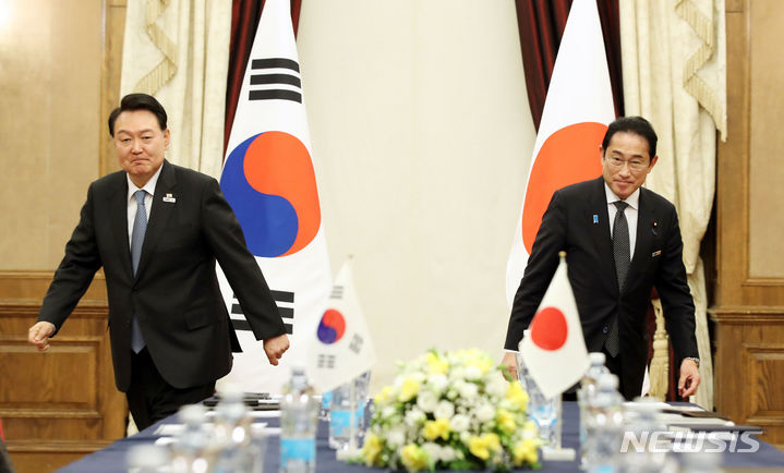 [빌뉴스(리투아니아)=뉴시스] 전신 기자 = 윤석열 대통령이 12일(현지시간) 리투아니아 빌뉴스 한 호텔에서 열린 한일 정상회담에 앞서 기시다 후미오 일본 총리와 악수한 뒤 자리로 향하고 있다. 2023.07.12. photo1006@newsis.comues)