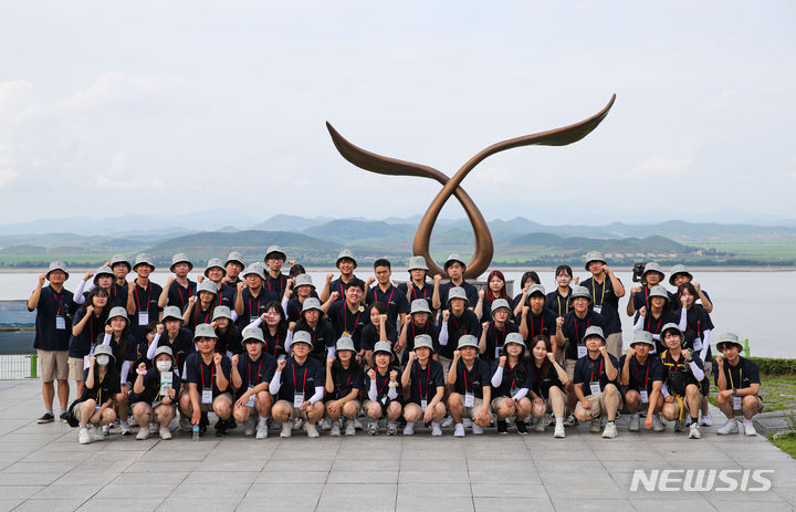 [인천=뉴시스] 권창회 기자 = '2023년 해양문화 대장정'에 참가한 대학생들이 12일 오후 인천 강화군 강화평화전망대에서 북한쪽을 배경으로 기념촬영을 하고 있다. 해양수산부가 주최하고 한국해양재단이 주관하는 '2023 해양문화 대장정'은 대학생 110명이 참여해 8박 9일간 독도(최동단), 백령도(최북단), 마라도(최남단) 등 우리나라 끝단 도서와 주요 해양 영토를 탐방한다. 2023.07.12. kch0523@newsis.com