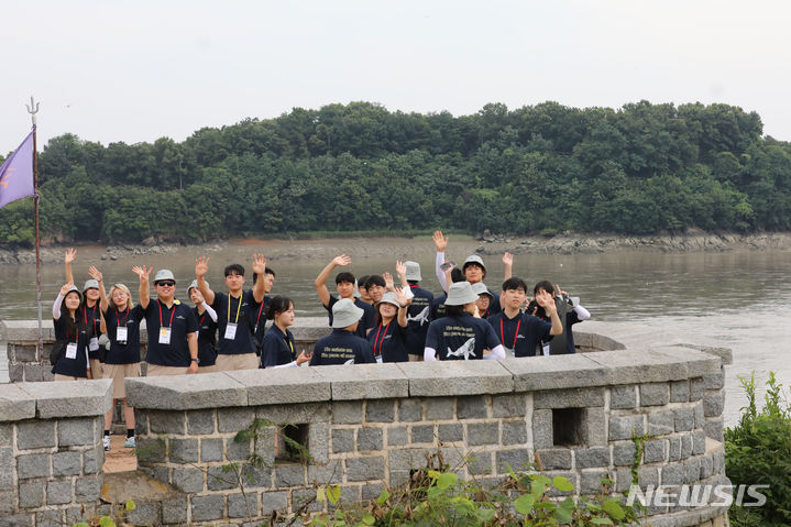 [인천=뉴시스] 권창회 기자 = '2023년 해양문화 대장정'에 참가한 대학생들이 12일 오후 인천 강화군 광성보에서 용두돈대 탐방을 하고 있다. 해양수산부가 주최하고 한국해양재단이 주관하는 '2023 해양문화 대장정'은 대학생 110명이 참여해 8박 9일간 독도(최동단), 백령도(최북단), 마라도(최남단) 등 우리나라 끝단 도서와 주요 해양 영토를 탐방한다. 2023.07.12. kch0523@newsis.com