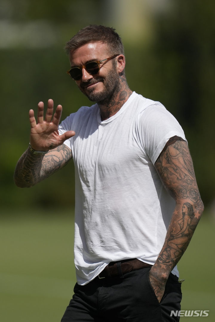 [포트로더데일(미국)=AP/뉴시스]16일(한국시간) 세계적인 축구 스타 리오넬 메시(아르헨티나)를 영입한 미국프로축구 메이저리그사커(MLS) 인터 마이애미의 데이비드 베컴(잉글랜드) 공동 구단주가 "꿈이 이뤄졌다"며 기쁨을 숨기지 못했다.