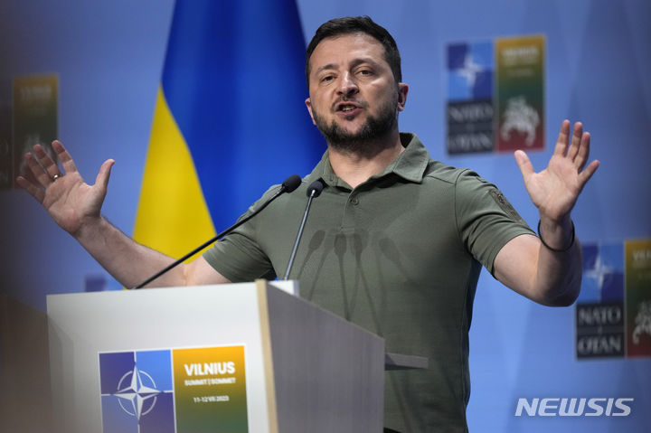 [빌뉴스=AP/뉴시스]출범 75주년을 맞은 북대서양조약기구(NATO·나토)의 올해 정상회의가 9일(현지시각) 미국 수도 워싱턴DC에서 개막했다. 사진은 볼로디미르 젤렌스키 우크라이나 대통령이 지난해 7월12일 리투아니아 빌뉴스에서 열린 북대서양조약기구(NATO.나토) 정상회의에서 연설하는 모습. 2024.07.10.