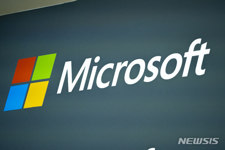 [워싱턴=AP/뉴시스] 미국 마이크로소프트가 1만 명을 감축하고도 추가 인력 감원을 예고했다고 지난 11일(현지 시간) NBC가 보도했다. 사진 지난 3월2일 스페인 바르셀로나에서 열린 2023모바일월드콩그레스에 나온 마으크로소프트사의 로고 모습. 2023.07.13.