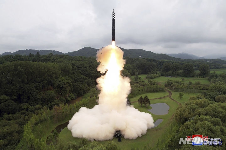 [평양=AP/뉴시스] 북한 조선중앙통신이 13일 제공한 사진에 대륙간탄도미사일(ICBM) '화성-18형'이 시험발사 되고 있다. 북한은 전날 화성-18형 시험발사를 진행했으며 김정은 국무위원장이 참관했다고 밝혔다. 2023.07.13.