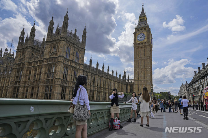 [런던=AP/뉴시스] 미국과 함께 세계 경제를 쌍끌이하던 유럽이 경제 침체를 맞아 가난해졌다고 지난 17일(현지 시간) 미국 월스트리트저널은 전했다. 사진은 지난 6일 영국 런던 빅벤 앞의 관광객들. 2023.07.19.