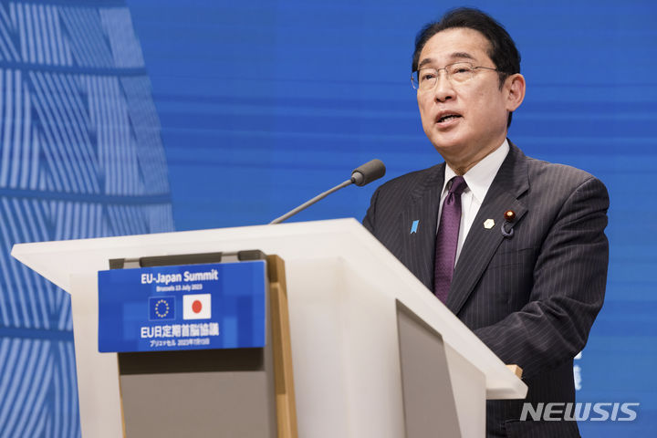 [브뤼셀=AP/뉴시스]일본에서 마이넘버카드(한국의 주민등록증 격)를 둘러싼 국민의 불안이 커지자 기시다 후미오 일본 총리가 이번 주 내로 기자회견을 가질 것이라고 31일 니혼게이자이신문(닛케이)이 보도했다. 사진은 기시다 총리가 지난 13일(현지시간) 벨기에 브뤼셀에서 유럽연합(EU)과 일본 정상회담 후 기자회견에서 발언하고 있는 모습. 2023.07.31.