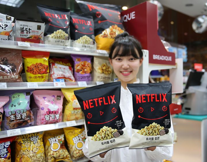 모델이 GS25에서 넷플릭스 팝콘을 들고 포즈를 취하고 있다.(사진=GS25 제공) *재판매 및 DB 금지