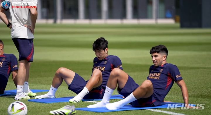 [서울=뉴시스]PSG 구단은 13일(한국시간) 홈페이지를 통해 이강인이 합류한 후, 이틀째 훈련 모습을 약 3분짜리 영상으로 담아 공개했다. 이강인(왼쪽)과 솔레르가 스트레칭을 하고 있다. (사진 = PSG 홈페이지 캡처) *재판매 및 DB 금지