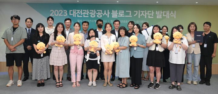 [대전=뉴시스] 조명휘 기자 = 대전관광공사 2023 블로그 기자단이 12일 공사 대회의실에서 발대식을 갖고 기념사진을 찍고 있다. (사진= 대전관광공사 제공) 2023.07.13. photo@newsis.com *재판매 및 DB 금지